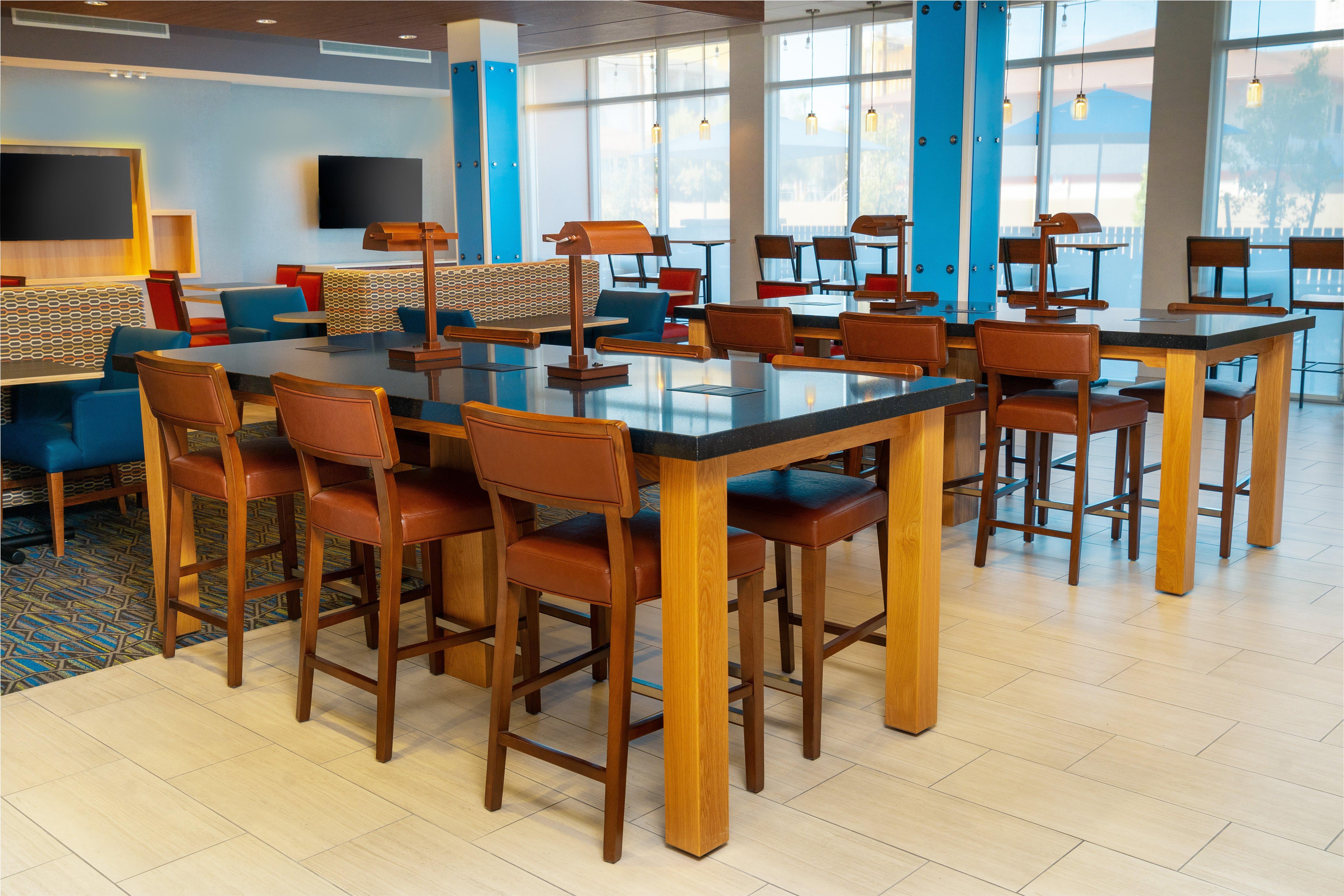 Holiday Inn Express & Suites - Las Vegas - E Tropicana By Ihg Exterior foto